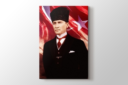 Mustafa Kemal Atatürk ve Türk Bayrağı görseli.
