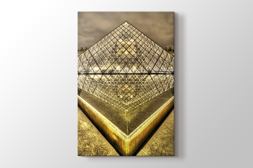 Louvre Pyramid görseli.