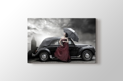 Siyah Klasik Araba ve Şemsiyeli Kadın görseli.