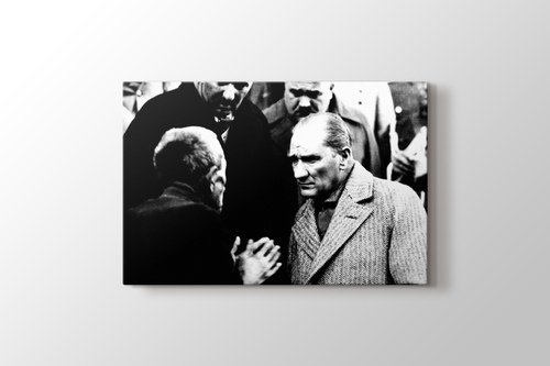 Atatürk Vatandaşı Dinlerken görseli.