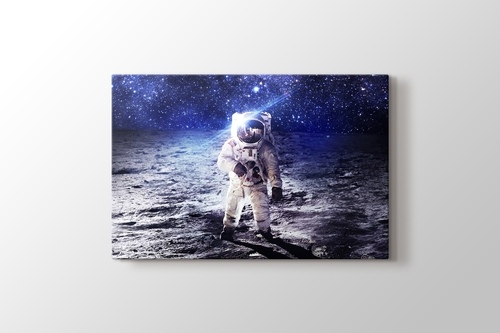 Astronaut on the Moon görseli.