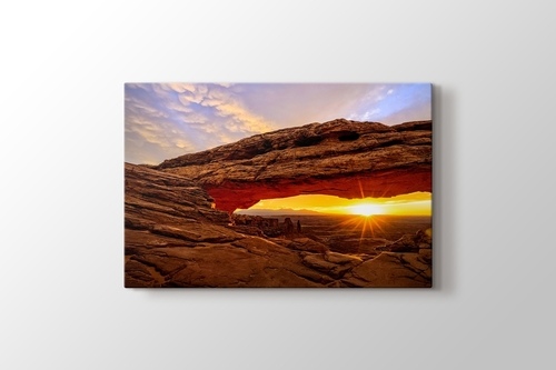 Mesa Arch at Sunrise Canyonlands National Park Utah USA görseli.