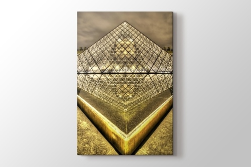 Louvre Pyramid görseli.