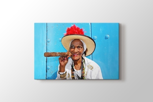 Puro içen Kübalı kadın görseli.