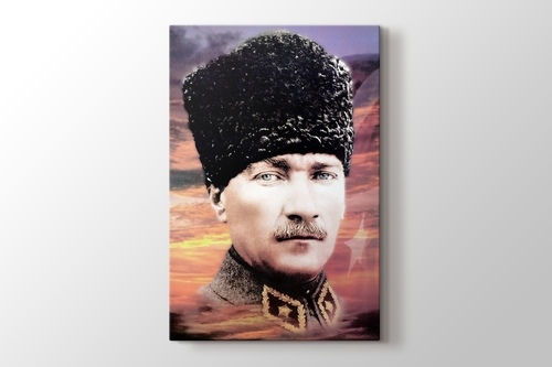 Atatürk Üniforma ve Türk Bayrağı görseli.