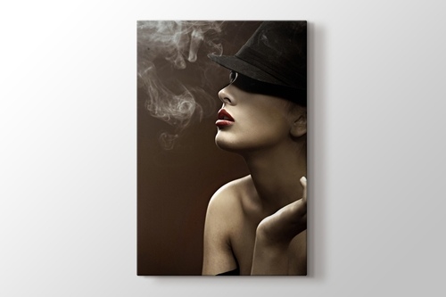 Woman Smokes görseli.