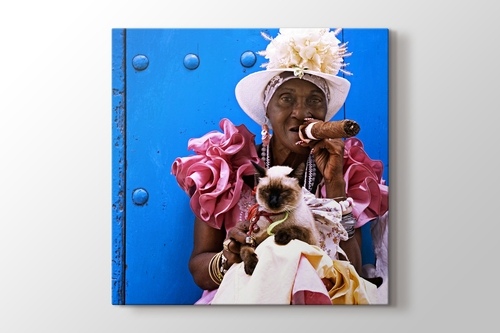 Puro içen Kübalı kadın ve kedi görseli.