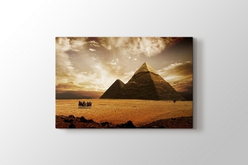 Giza Pyramids görseli.