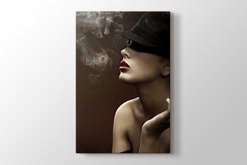 Woman Smokes görseli.