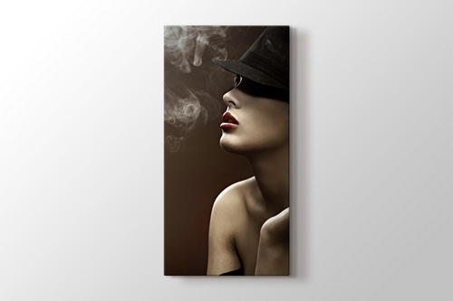 Woman Smokes görseli.