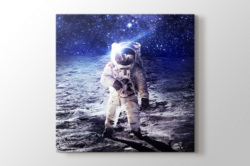 Astronaut on the Moon görseli.