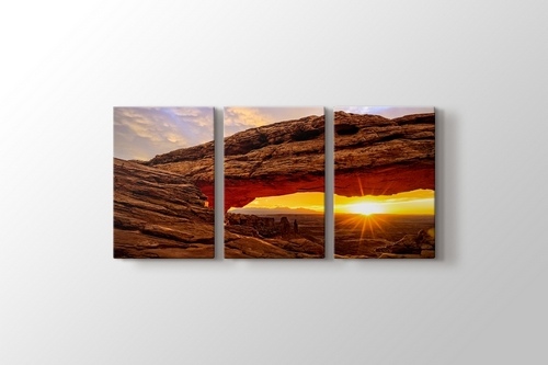 Mesa Arch at Sunrise Canyonlands National Park Utah USA görseli.