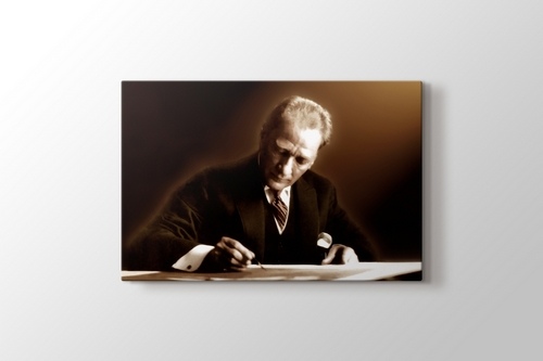 Atatürk Yazı Yazarken görseli.