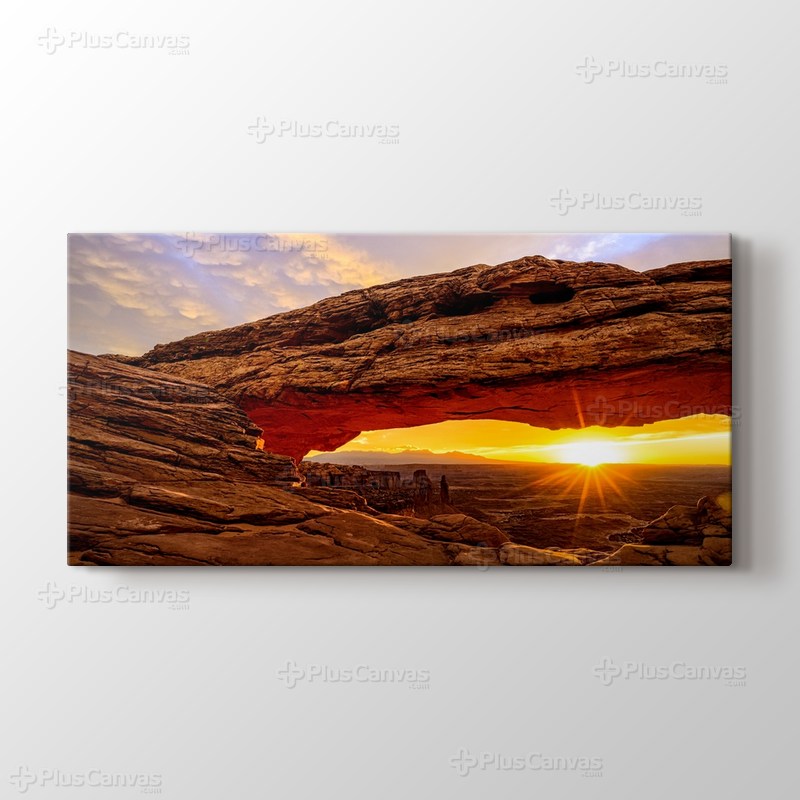 Mesa Arch at Sunrise Canyonlands National Park Utah USA görseli.