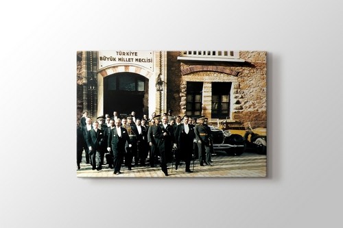 Atatürk ve İsmet İnönü TBMM görseli.