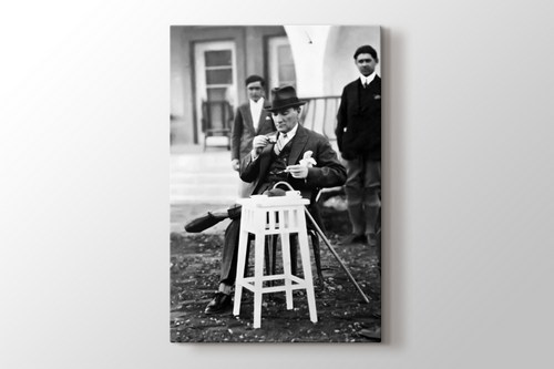 Atatürk Türk Kahvesi İçerken görseli.