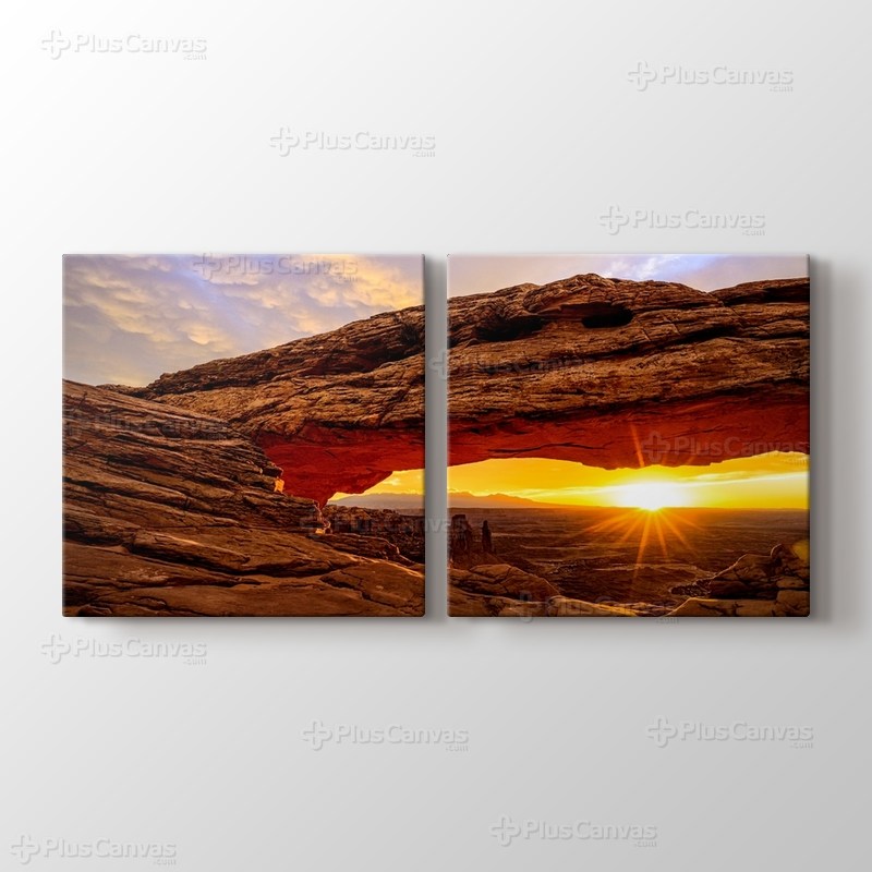 Mesa Arch at Sunrise Canyonlands National Park Utah USA görseli.