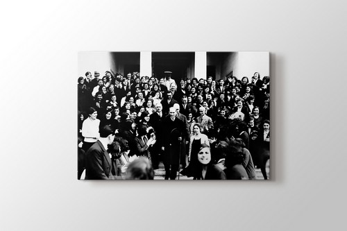 Atatürk İzmir Kız Lisesi’nden ayrılırken 1 Şubat 1931 görseli.