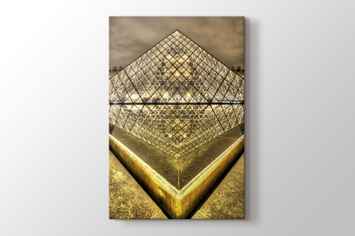 Louvre Pyramid görseli.
