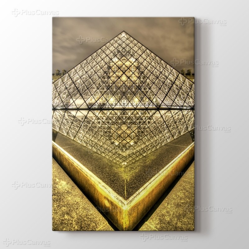 Louvre Pyramid görseli.