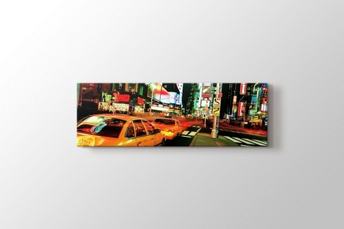 Yellow Cabs at Times Square görseli.