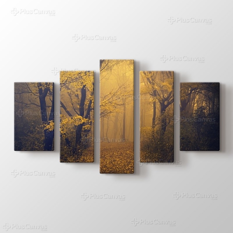 Sonbaharda sisli orman patikası görseli.