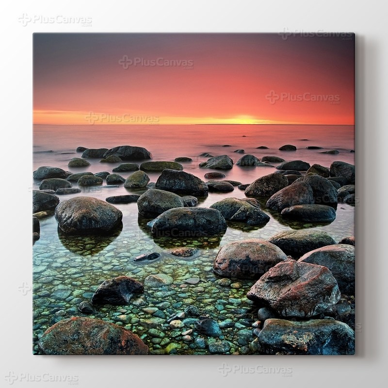 Sahilde Çakıl Taşları görseli.