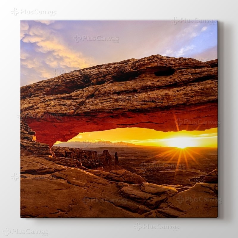 Mesa Arch at Sunrise Canyonlands National Park Utah USA görseli.