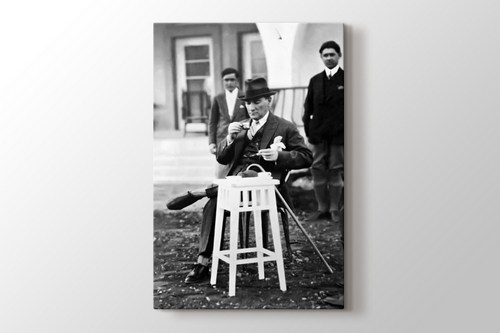 Atatürk Türk Kahvesi İçerken görseli.