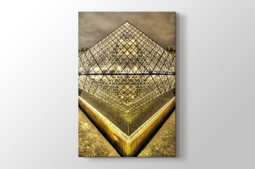 Louvre Pyramid görseli.