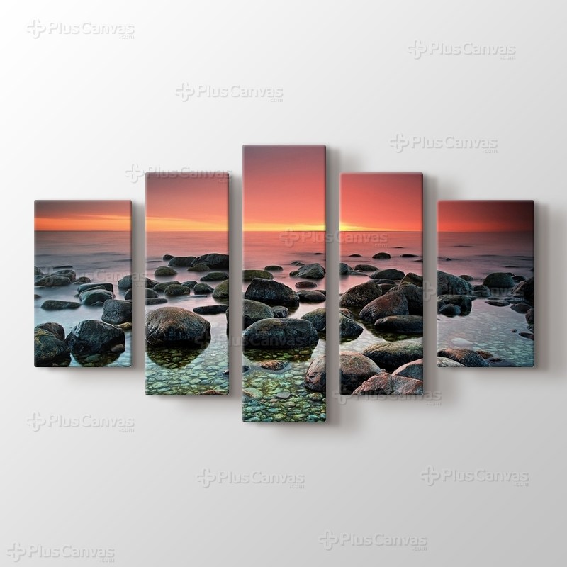 Sahilde Çakıl Taşları görseli.