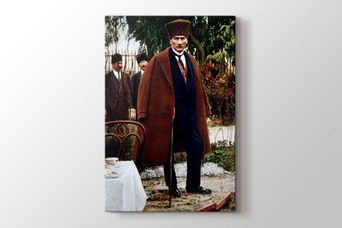 Atatürk görseli.