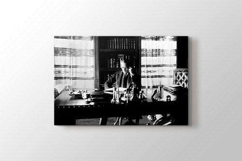 Atatürk Kitap Okurken görseli.