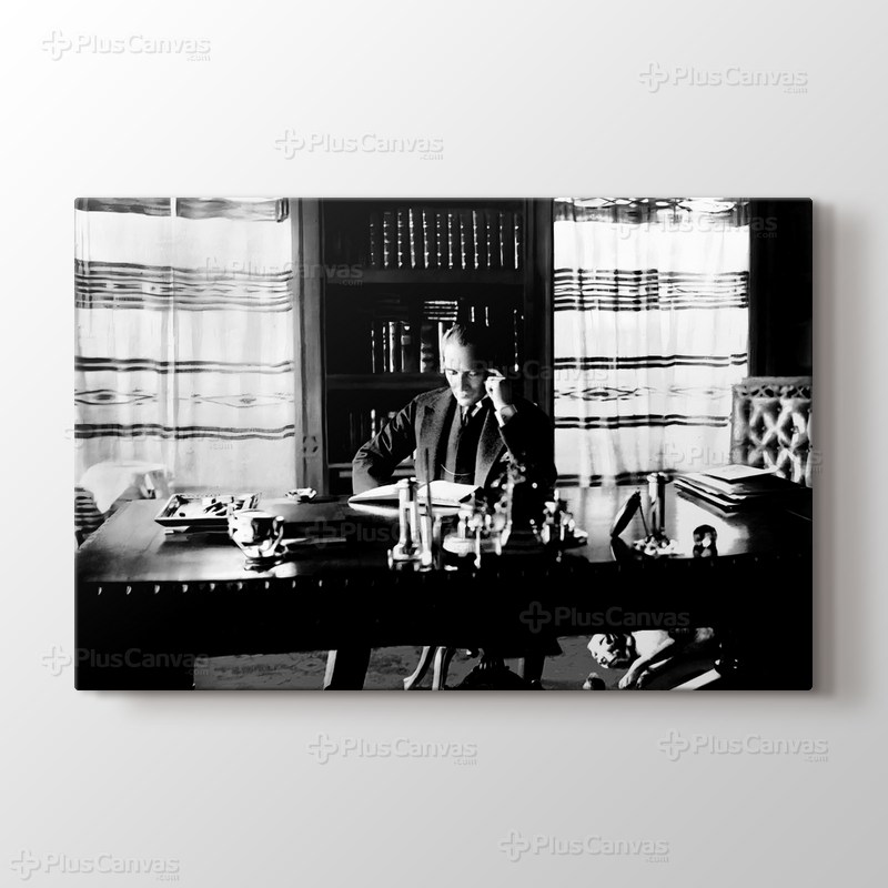 Atatürk Kitap Okurken görseli.