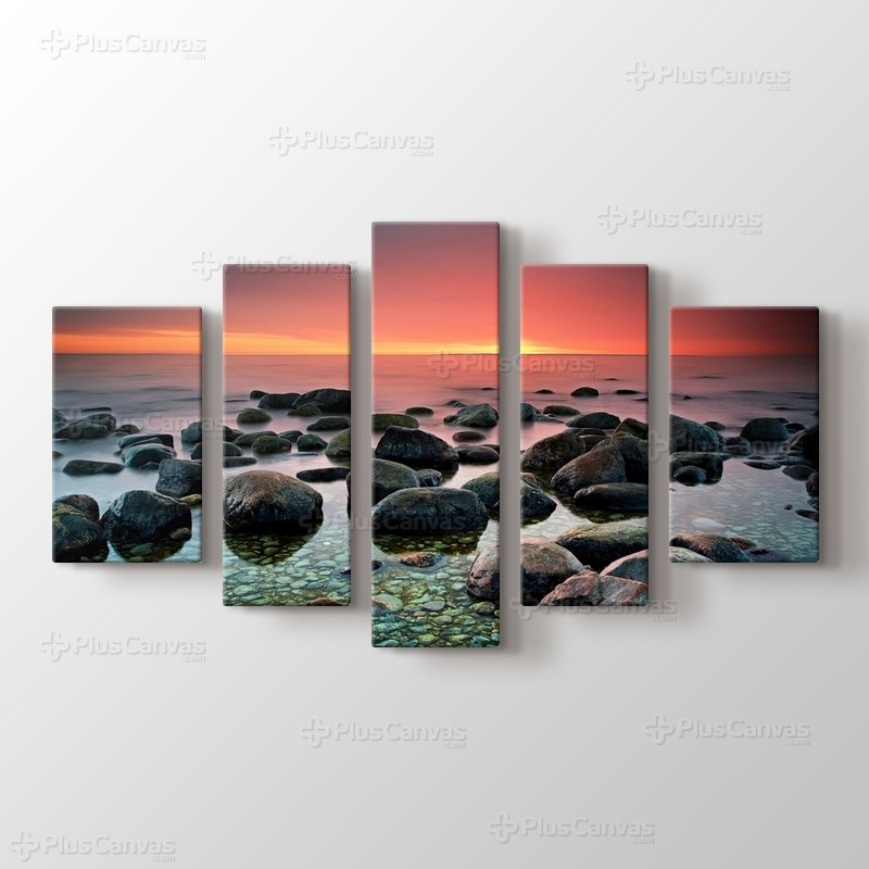 Sahilde Çakıl Taşları görseli.