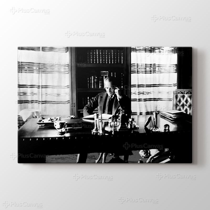 Atatürk Kitap Okurken görseli.