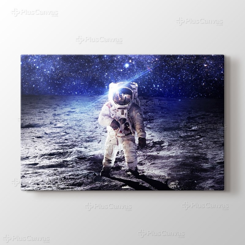 Astronaut on the Moon görseli.