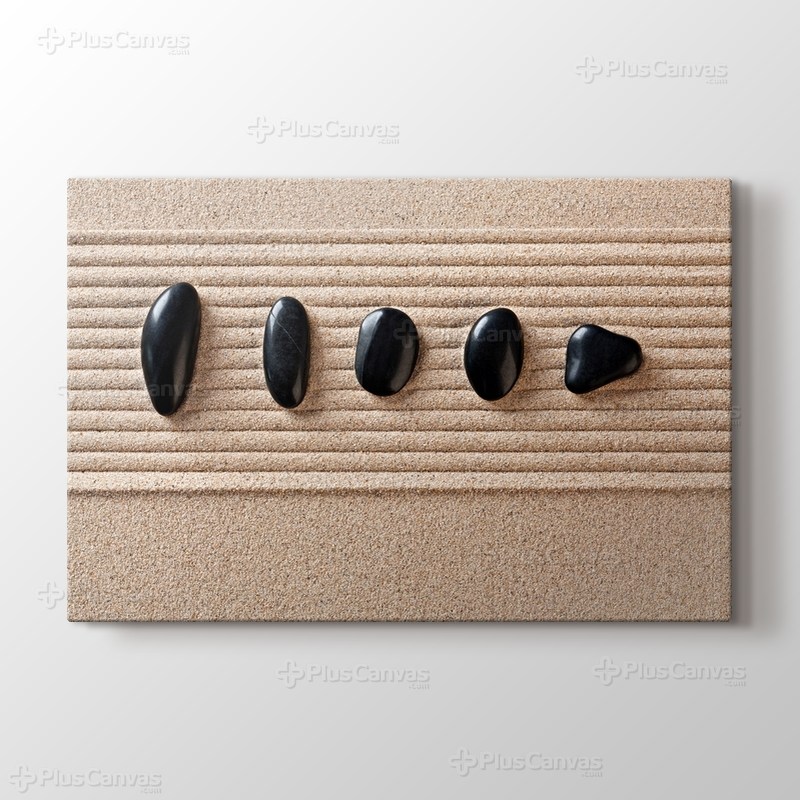 Kum üstünde Çakıl Taşları görseli.