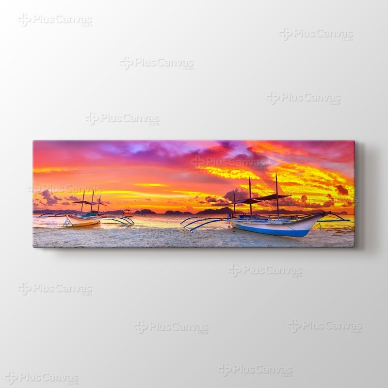 Sahilde Tekneler ve Günbatımı görseli.