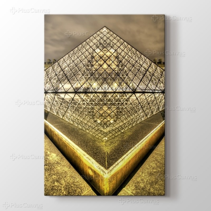 Louvre Pyramid görseli.