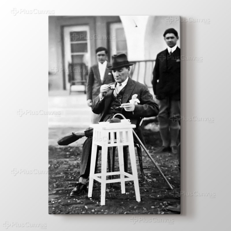 Atatürk Türk Kahvesi İçerken görseli.
