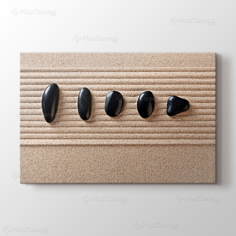 Kum üstünde Çakıl Taşları görseli.