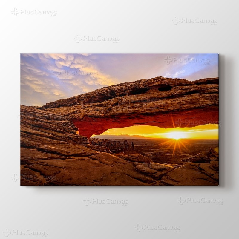 Mesa Arch at Sunrise Canyonlands National Park Utah USA görseli.