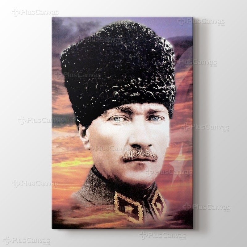 Atatürk Üniforma ve Türk Bayrağı görseli.