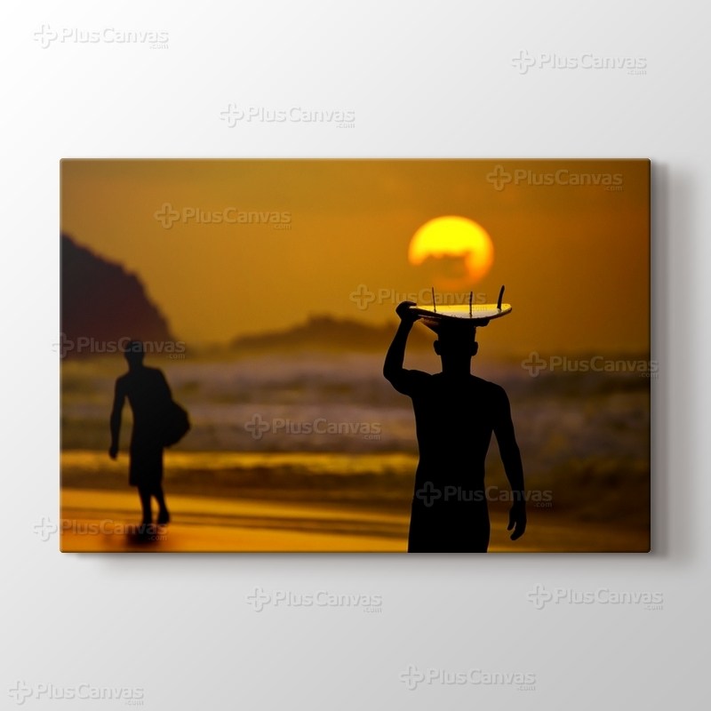 Sahilde Yürüyen Sörfçü görseli.