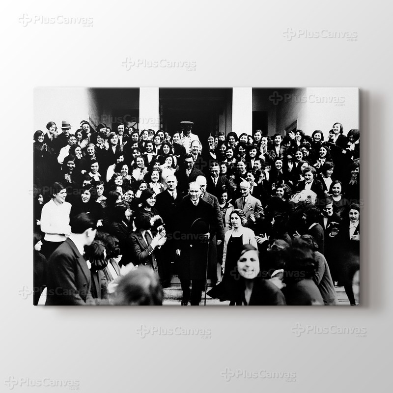 Atatürk İzmir Kız Lisesi’nden ayrılırken 1 Şubat 1931 görseli.