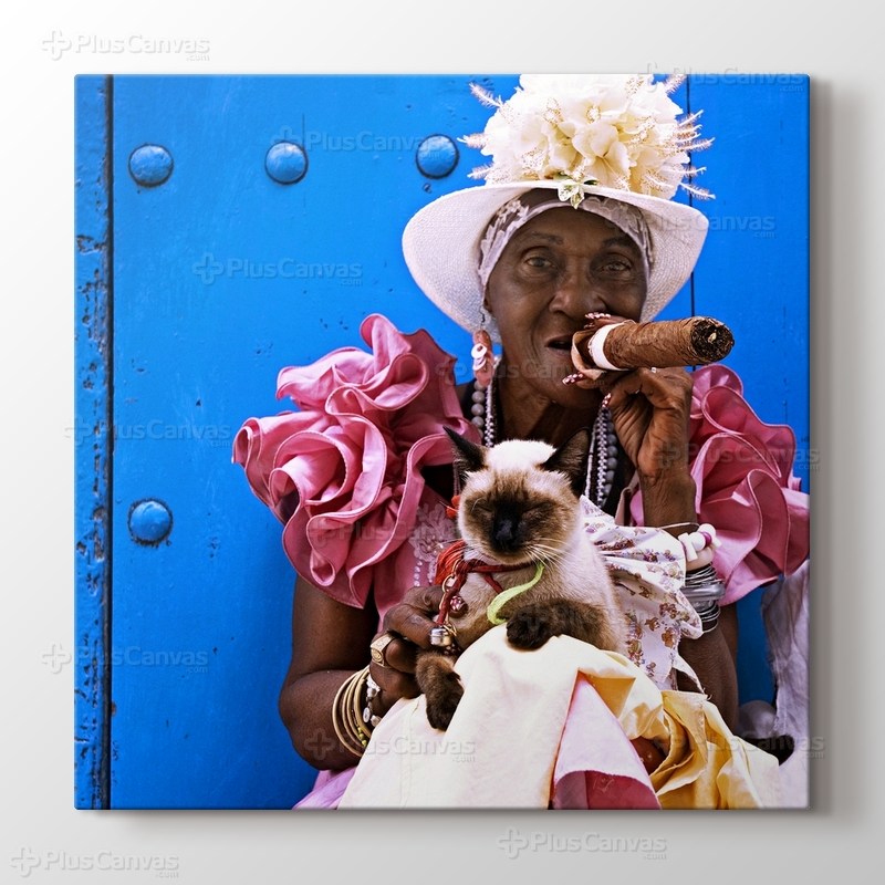 Puro içen Kübalı kadın ve kedi görseli.