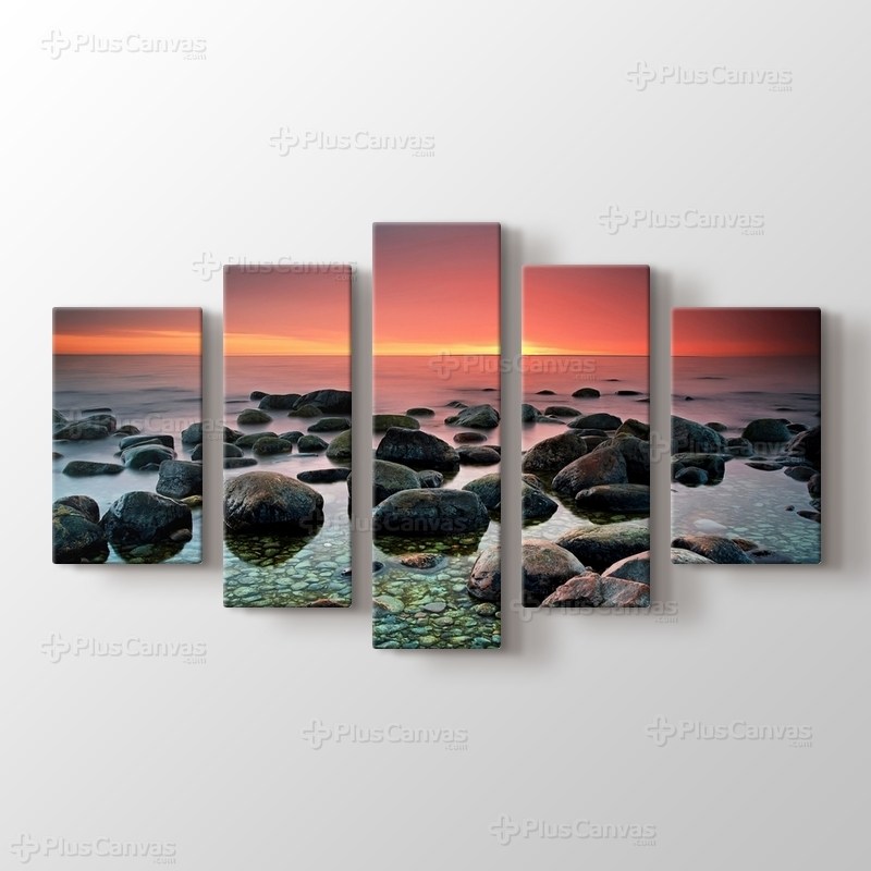 Sahilde Çakıl Taşları görseli.