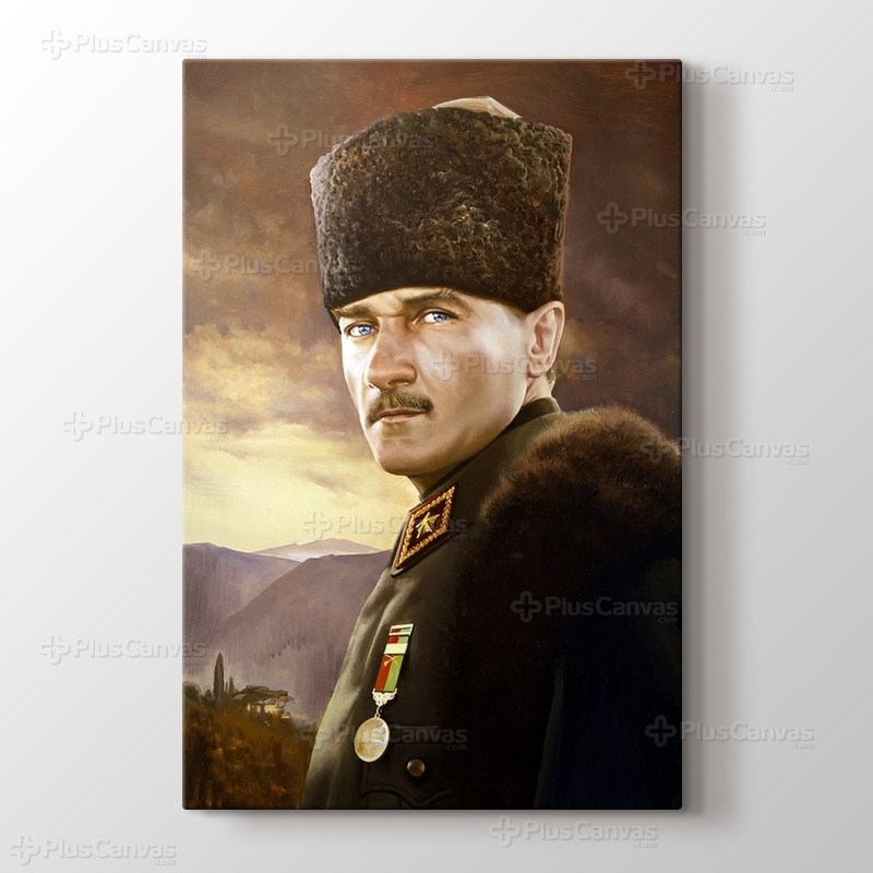 Üniformalı Atatürk görseli.