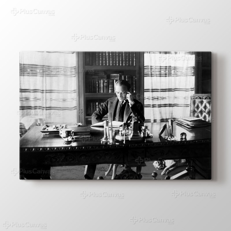 Atatürk Kitap Okurken görseli.